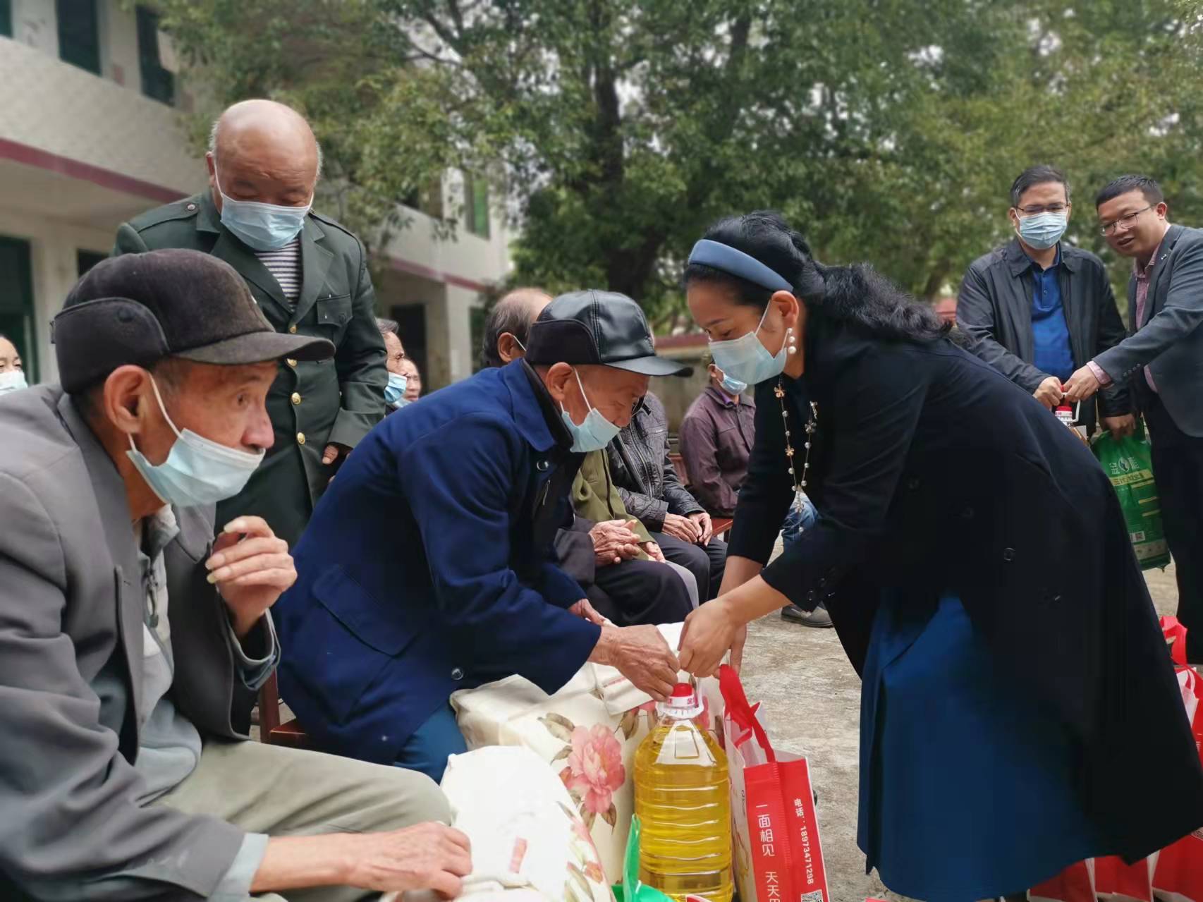 10.12重阳慰问2.jpg