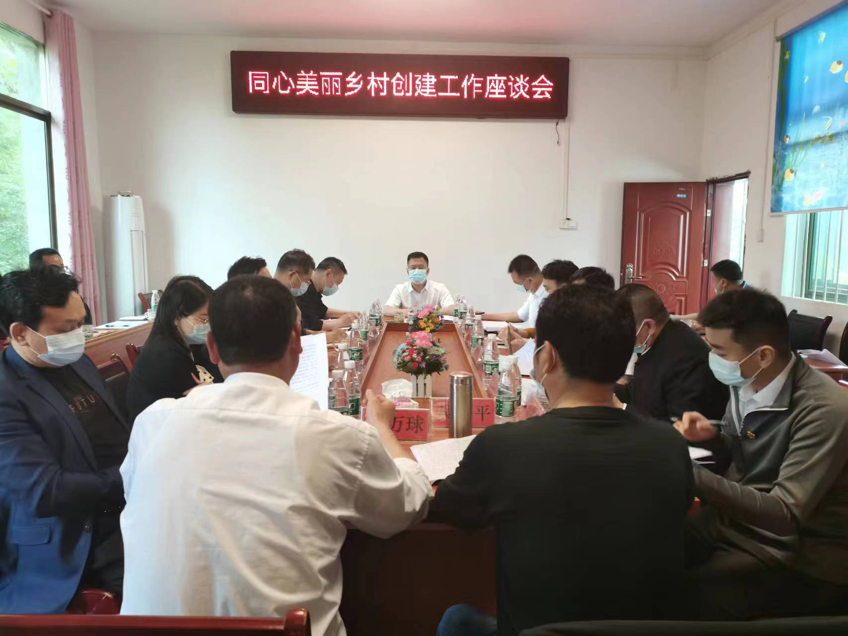 座谈会.jpg
