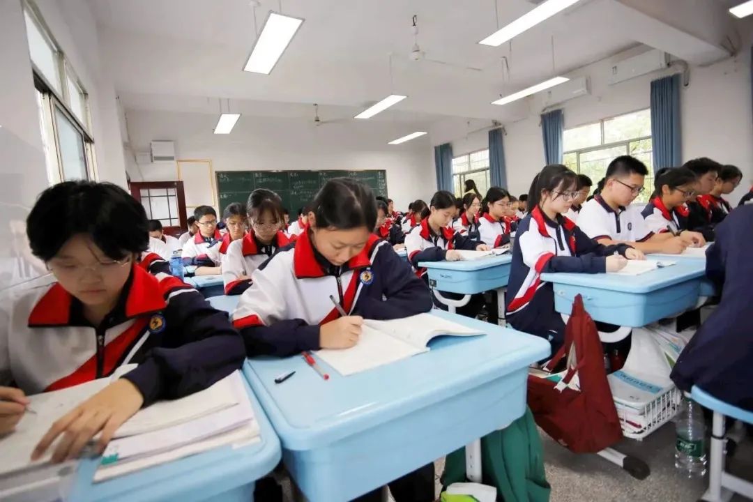 课桌照片.jpg