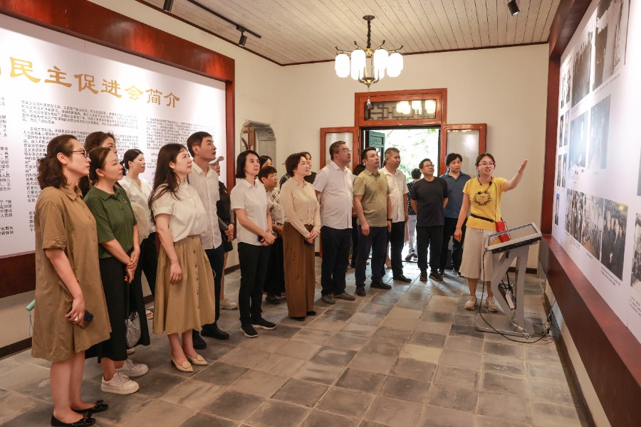 各地民进会员打卡民进全国会史教育岳云基地.jpg